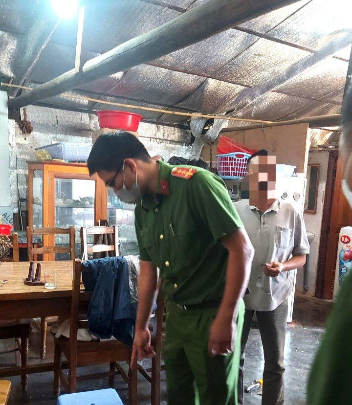 Cơ quan công an khám nghiệm hiện trường nơi phát hiện bà X. tử vong trong tư thế treo cổ Cơ quan công an khám nghiệm hiện trường nơi phát hiện bà X. tử vong trong tư thế treo cổ