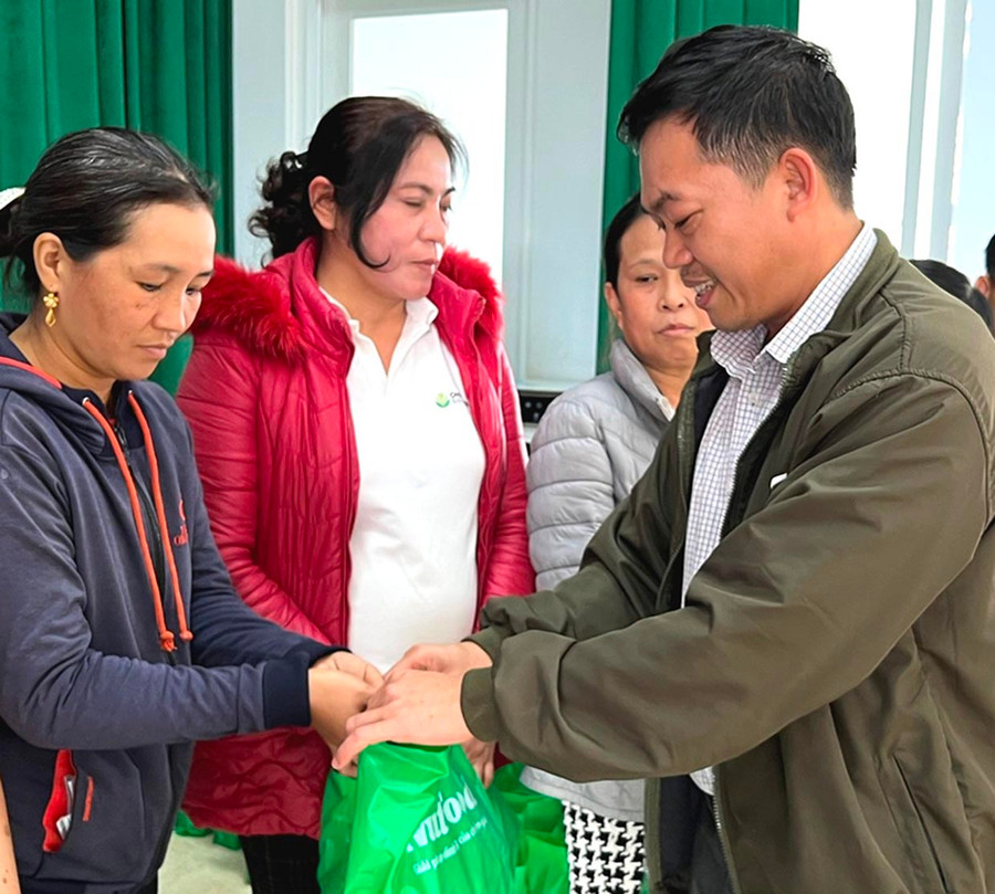 Ông Hồ Sỹ Sáu-Giám đốc Công ty cổ phần thực phẩm dinh dưỡng NutiFood Cao Nguyên-Khu Công nghiệp Trà Đa gặp mặt tặng quà công nhân lao động. Ảnh: Đinh Yến Ông Hồ Sỹ Sáu-Giám đốc Công ty cổ phần thực phẩm dinh dưỡng NutiFood Cao Nguyên-Khu Công nghiệp Trà Đa gặp mặt tặng quà công nhân lao động. Ảnh: Đinh Yến