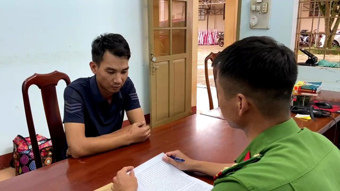 Khởi tố tài xế xe tải ngủ gật, gây tai nạn khiến 13 người thương vong - Ảnh 2. Tài xế Phạm Văn Huân làm việc với cơ quan điều tra.