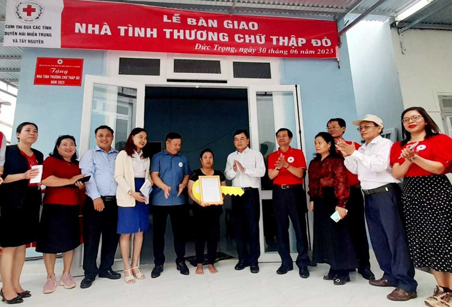 Cụm thi đua Hội CTĐ các tỉnh Duyên hải miền Trung và Tây Nguyên bàn giao Nhà tình thương cho hộ nghèo, khó khăn huyện Đức Trọng, tỉnh Lâm Đồng. Ảnh: Hồng Ngọc
