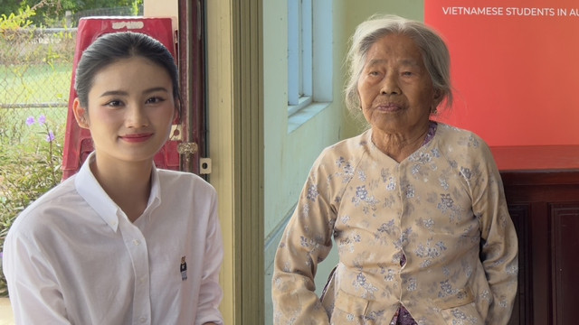 Hoa hậu Ý Nhi thăm hỏi sức khỏe người dân TX.An Nhơn. Ảnh ĐOÀN NHƠN PHONG