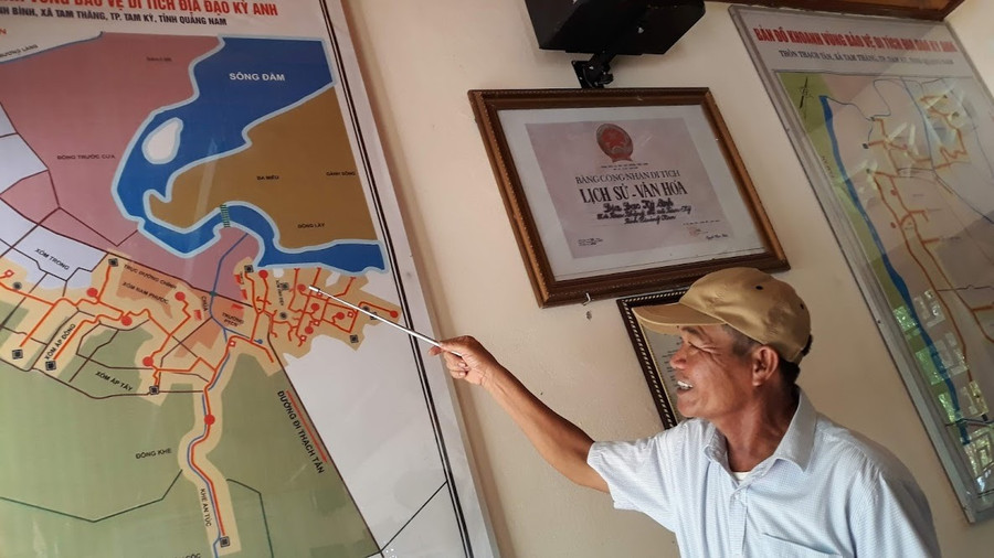 Ông Huỳnh Kim Ta thuyết minh cho du khách. Ảnh: C.N Ông Huỳnh Kim Ta thuyết minh cho du khách. Ảnh: C.N