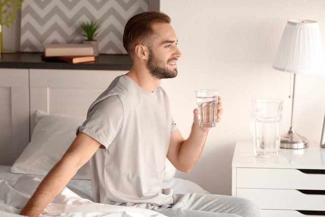 Uống một ly nước lọc lớn ngay sau khi thức dậy là một thói quen cực kỳ tốt cho sức khỏe. Ảnh: SHUTTERSTOCK Uống một ly nước lọc lớn ngay sau khi thức dậy là một thói quen cực kỳ tốt cho sức khỏe. Ảnh: SHUTTERSTOCK