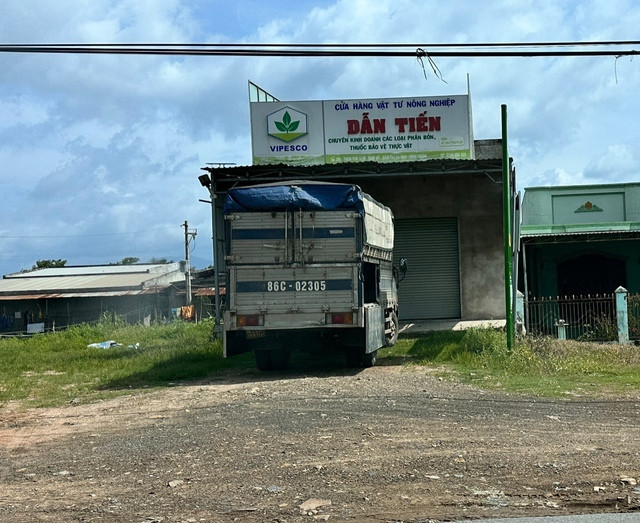 Cơ sở kinh doanh của ông Trần Ngọc Tiến đã bị công an bắt quả tang kinh doanh, tàng trữ thuốc bảo vệ thực vật trong danh mục cấm. Ảnh: H.LINH