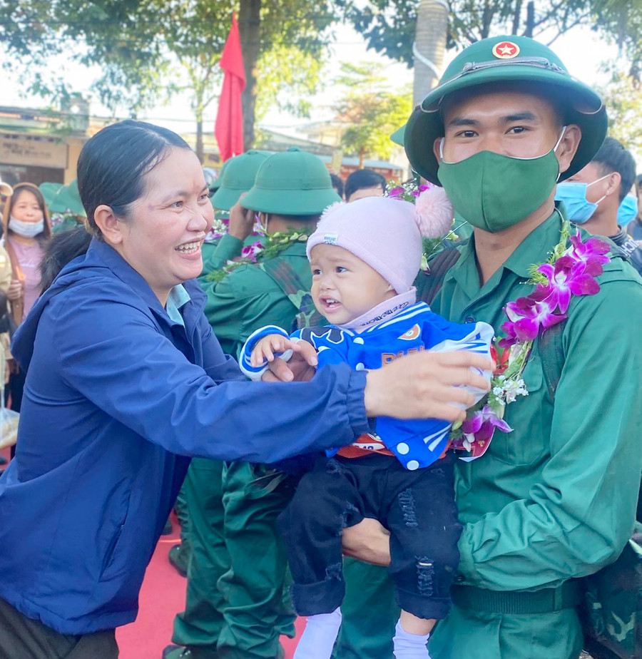 Một tân binh ở huyện Chư Prông bịn rịn chia tay người thân trước giờ nhập ngũ. Ảnh: Hà Duy Một tân binh ở huyện Chư Prông bịn rịn chia tay người thân trước giờ nhập ngũ. Ảnh: Hà Duy