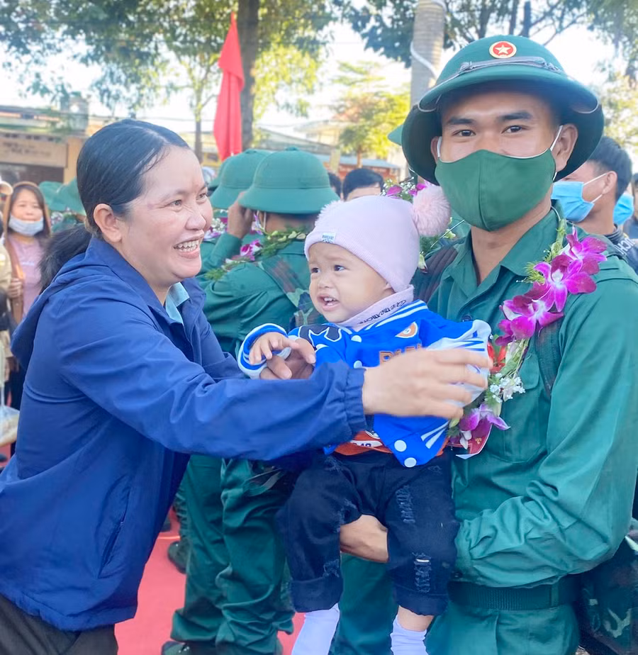 Một tân binh ở huyện Chư Prông bịn rịn chia tay người thân trước giờ nhập ngũ. Ảnh: Hà Duy