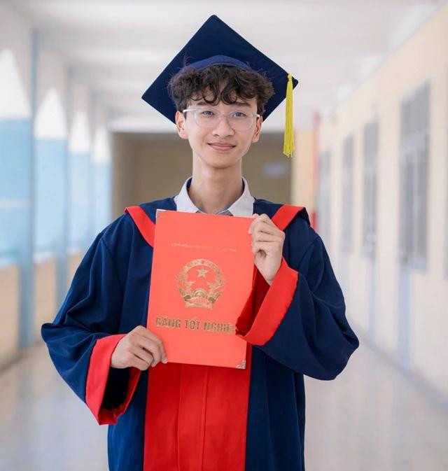 Trần Phạm Long Nghĩa là thủ khoa kỳ thi đánh giá năng lực đợt 2 của ĐH Quốc gia TP.HCM năm 2024. Ảnh NVCC