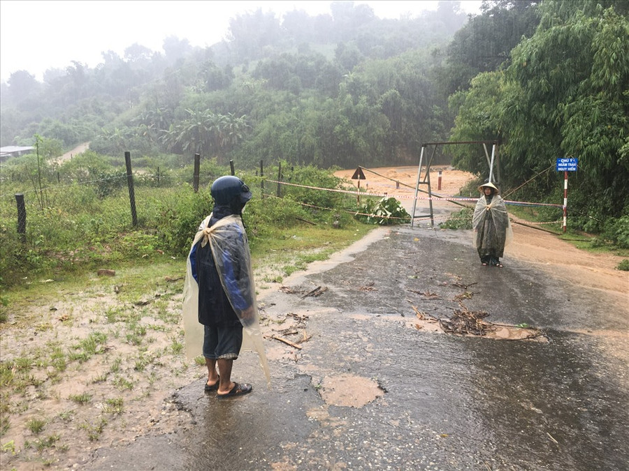 Mùa mưa lũ năm ngoái gây chia cắt nhiều tuyến đường, cô lập hàng nghìn hộ dân ở huyện Tu Mơ Rông. Ảnh Thanh Tuấn