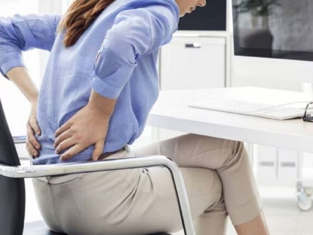 Ngồi nhiều sẽ gây căng cứng lưng, vai và hông, từ đó ảnh hưởng đến thể lực khi tập luyện thể dục. Ảnh: SHUTTERSTOCK