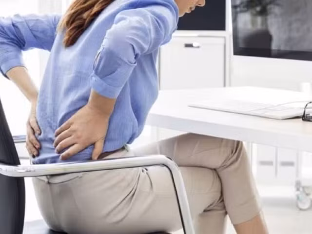 Ngồi nhiều sẽ gây căng cứng lưng, vai và hông, từ đó ảnh hưởng đến thể lực khi tập luyện thể dục. Ảnh: SHUTTERSTOCK