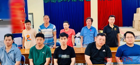 Nhóm đối tượng tại cơ quan công an. Ảnh: CHÍ THẠCH