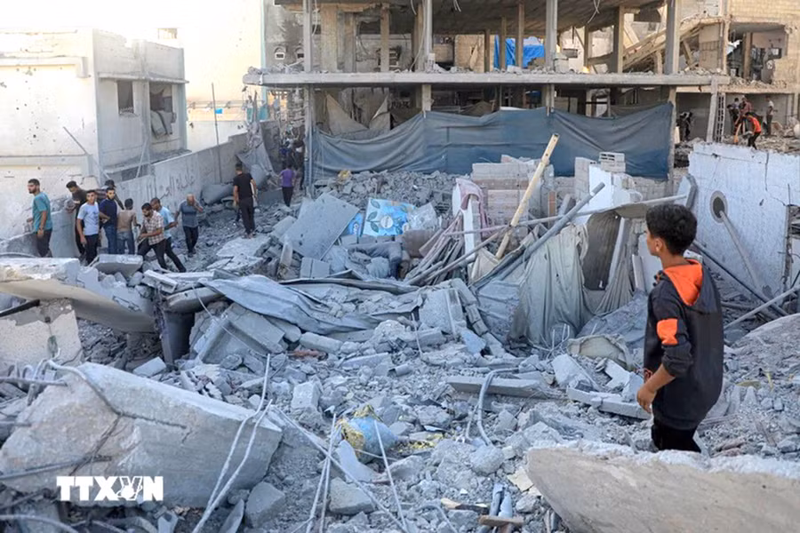 Các tòa nhà bị tàn phá sau cuộc không kích của Israel tại Khan Younis, Dải Gaza ngày 3-7. Ảnh: THX/TTXVN