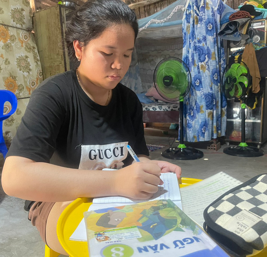 Em Ksor H’Thiên Kim là học sinh giàu nghị lực và có niềm đam mê văn học. Ảnh: V.C