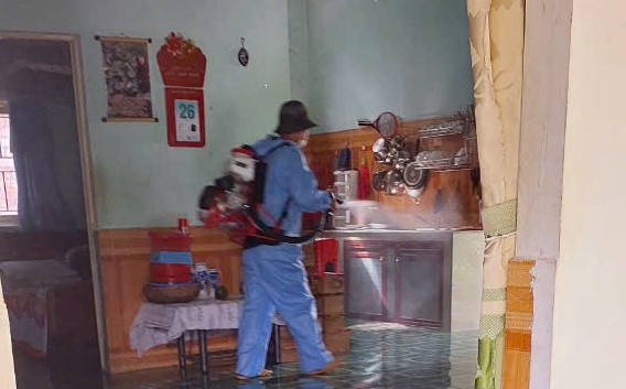 Phun thuốc diệt muỗi là biện pháp hữu hiệu nhằm phòng chống dịch sốt xuất huyết. Ảnh: Đức Nhật