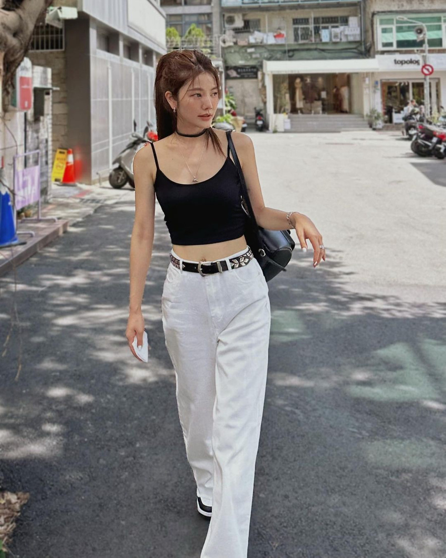 Trong ba chị em, Lure có nhiều fan trên mạng xã hội nhất. Tài khoản Instagram của cô có hơn 847.000 người theo dõi, Sharon có 643.000 người theo dõi và Fayfay ít nhất với hơn 36.000 người theo dõi.