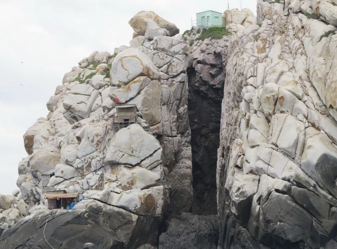 Một hang yến trên đảo trong Vịnh Nha Trang. (Ảnh: Tiên Minh/TTXVN)