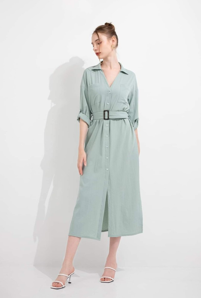 Tuy đơn giản với gam màu xanh đơn sắc nhưng đây lại là thiết kế được nhiều chị em lựa chọn nhất bởi tính linh hoạt, dễ dàng áp dụng trong nhiều hoàn cảnh và phù hợp với mọi dáng người Tuy đơn giản với gam màu xanh đơn sắc nhưng đây lại là thiết kế được nhiều chị em lựa chọn nhất bởi tính linh hoạt, dễ dàng áp dụng trong nhiều hoàn cảnh và phù hợp với mọi dáng người