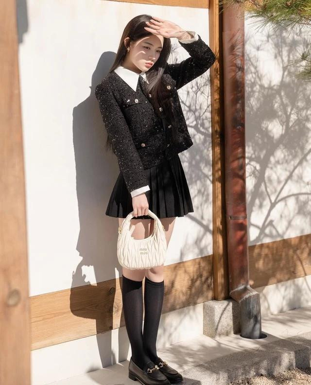 Bí ẩn song đầy cuốn hút, áo khoác dạ tweed ánh nhũ mang tông đen huyền bí xen lẫn chút lấp lánh, đem tới sự hấp dẫn và đầy mãn nhãn. Kết hợp với thiết kế đơn giản cùng chất liệu đứng phom đã tạo nên một tổng thể hoàn hảo. Sự tối giản nhưng không hề đơn điệu hay nhạt nhòa của mẫu áo này sẽ dễ dàng kết hợp với đa dạng trang phục trong tủ đồ của nàng, từ chân váy cho đến quần jeans sẽ khiến chủ nhân luôn trở nên thu hút và nổi bật