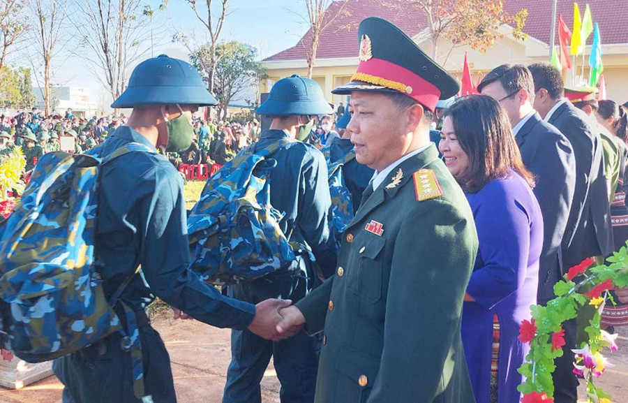 Đại tá Lê Kim Giàu-Ủy viên Ban Thường vụ Tỉnh ủy, Chỉ huy trưởng Bộ Chỉ huy Quân sự tỉnh bắt tay động viên thanh niên huyện Đức Cơ thực hiện nghĩa vụ quân sự, thể hiện sức trẻ, tham gia bảo vệ Tổ quốc. Ảnh: Vĩnh Hoàng Đại tá Lê Kim Giàu-Ủy viên Ban Thường vụ Tỉnh ủy, Chỉ huy trưởng Bộ Chỉ huy Quân sự tỉnh bắt tay động viên thanh niên huyện Đức Cơ thực hiện nghĩa vụ quân sự, thể hiện sức trẻ, tham gia bảo vệ Tổ quốc. Ảnh: Vĩnh Hoàng