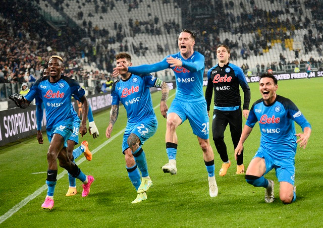 Napoli tiến gần với danh hiệu Scudetto sau chiến thắng kịch tính trước Juventus. Ảnh: REUTERS Napoli tiến gần với danh hiệu Scudetto sau chiến thắng kịch tính trước Juventus. Ảnh: REUTERS
