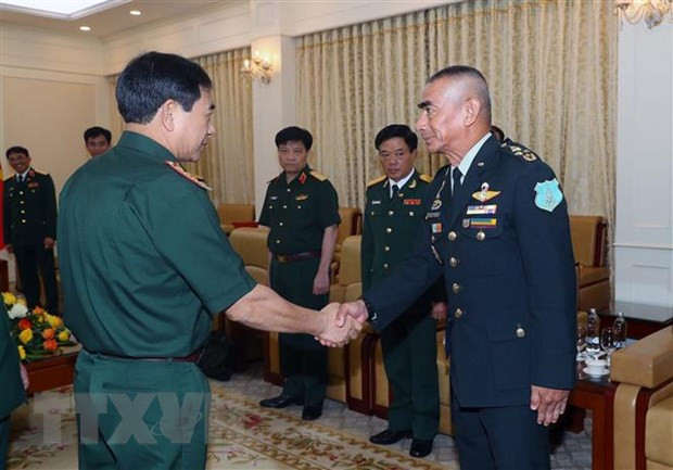 Bộ trưởng Quốc phòng Phan Văn Giang tiếp Tư lệnh Lực lượng Quốc phòng Vương quốc Thái Lan Chalermphon Srisawasdi. (Ảnh: Trọng Đức/TTXVN)