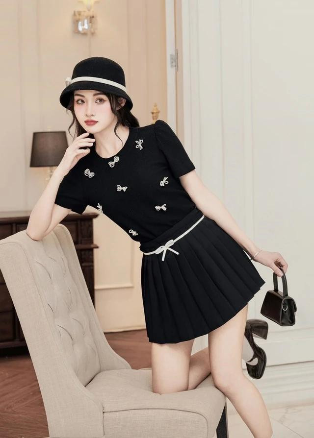 Chất liệu thun co giãn mềm mại trên gam màu cơ bản dễ phối, giúp nàng trở nên đáng yêu, trẻ trung. Kết hợp phiên bản chân váy xếp ly phối dây nơ cùng áo kiểu điệu đà được căn chỉnh tỉ mỉ và tinh tế, giúp nàng tự tin khoe trọn diện mạo xinh đẹp trong từng khung hình. Mang đến vẻ đẹp sang chảnh và kiêu kỳ, món đồ này khắc họa nên hình ảnh tiểu thư cho nàng những ngày chớm hè Chất liệu thun co giãn mềm mại trên gam màu cơ bản dễ phối, giúp nàng trở nên đáng yêu, trẻ trung. Kết hợp phiên bản chân váy xếp ly phối dây nơ cùng áo kiểu điệu đà được căn chỉnh tỉ mỉ và tinh tế, giúp nàng tự tin khoe trọn diện mạo xinh đẹp trong từng khung hình. Mang đến vẻ đẹp sang chảnh và kiêu kỳ, món đồ này khắc họa nên hình ảnh tiểu thư cho nàng những ngày chớm hè