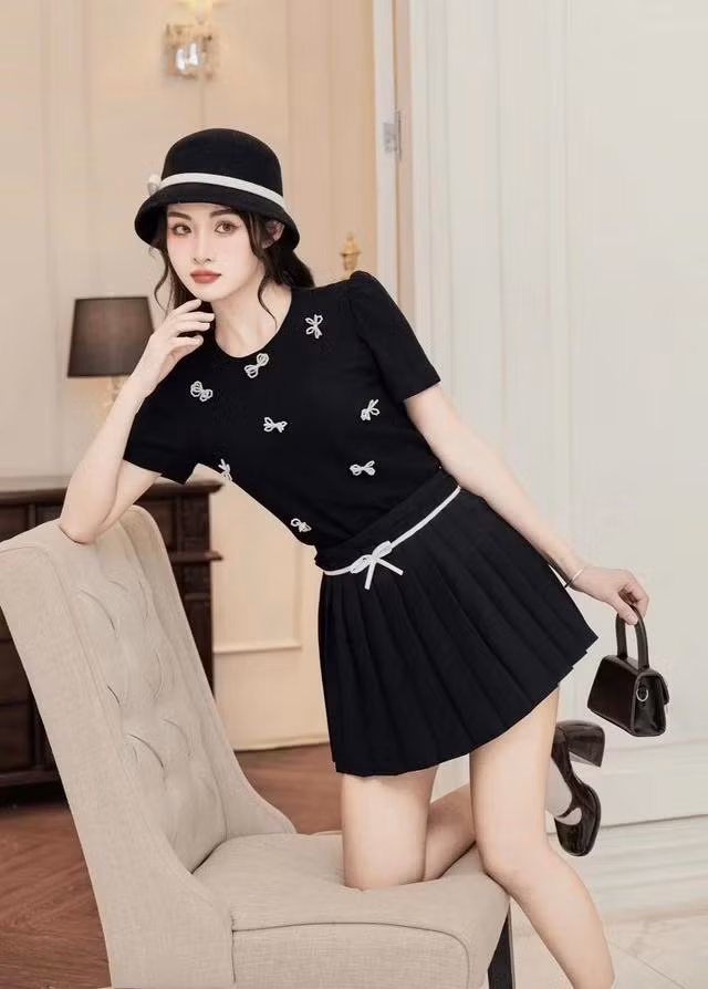 Chất liệu thun co giãn mềm mại trên gam màu cơ bản dễ phối, giúp nàng trở nên đáng yêu, trẻ trung. Kết hợp phiên bản chân váy xếp ly phối dây nơ cùng áo kiểu điệu đà được căn chỉnh tỉ mỉ và tinh tế, giúp nàng tự tin khoe trọn diện mạo xinh đẹp trong từng khung hình. Mang đến vẻ đẹp sang chảnh và kiêu kỳ, món đồ này khắc họa nên hình ảnh tiểu thư cho nàng những ngày chớm hè