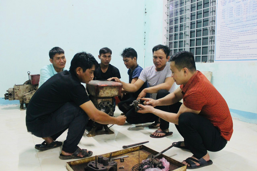 Các học viên lớp sửa chữa máy nông nghiệp công suất nhỏ tại xã Ia Piar trong một buổi thực hành. Ảnh: V.C Các học viên lớp sửa chữa máy nông nghiệp công suất nhỏ tại xã Ia Piar trong một buổi thực hành. Ảnh: V.C