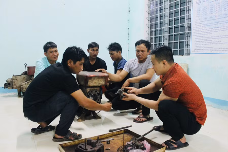 Các học viên lớp sửa chữa máy nông nghiệp công suất nhỏ tại xã Ia Piar trong một buổi thực hành. Ảnh: V.C