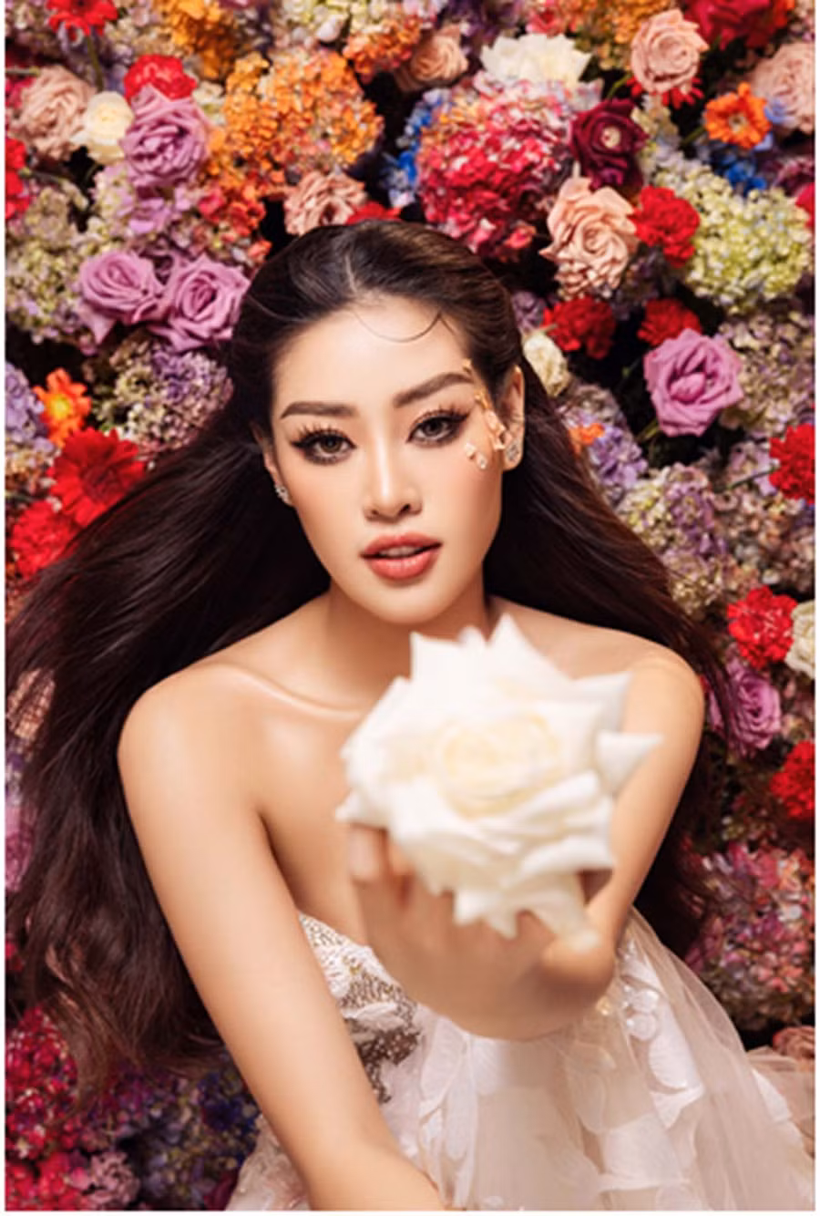Trong bộ ảnh đón tuổi mới, Khánh Vân khoe nhan sắc trẻ trung trong không gian ngập tràn hoa, gợi nhớ đến ca khúc Sống như những đóa hoa từng được người đẹp 9X lựa chọn lồng ghép vào phần kết thúc hành trình đương nhiệm tại Hoa hậu Hoàn vũ Việt Nam. Ảnh: Nguyễn Long