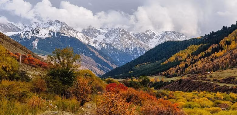 Thị trấn Karagol vào mùa thu được bao phủ bởi màu sắc ngoạn mục. (Ảnh: Travelland)