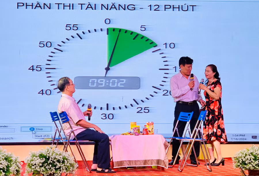 Tiểu phẩm “Chuyện nhà tôi” của Câu lạc bộ chăm sóc sức khỏe NCT TP. Pleiku được trao giải phụ phần thi tài năng hay nhất. Ảnh: Như Nguyện