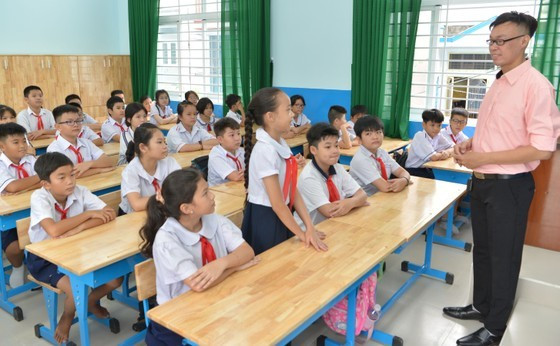 Thầy trò Trường Tiểu học Thái Hưng, quận 8, TPHCM trò chuyện làm quen trong ngày tựu trường. Ảnh: CAO THĂNG Thầy trò Trường Tiểu học Thái Hưng, quận 8, TPHCM trò chuyện làm quen trong ngày tựu trường. Ảnh: CAO THĂNG