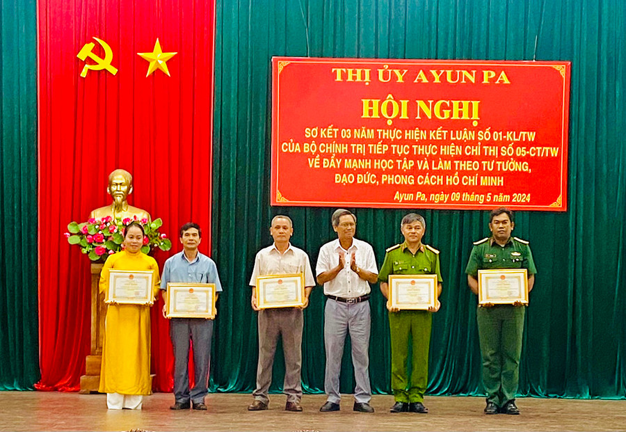 Trao giấy khen của Chủ tịch UBND thị xã Ayun Pa cho 5 tập thể có thành tích xuất sắc trong học tập và làm theo tư tưởng, đạo đức, phong cách Hồ Chí Minh, giai đoạn 2021-2023. Ảnh: Nguyễn Sang Trao giấy khen của Chủ tịch UBND thị xã Ayun Pa cho 5 tập thể có thành tích xuất sắc trong học tập và làm theo tư tưởng, đạo đức, phong cách Hồ Chí Minh, giai đoạn 2021-2023. Ảnh: Nguyễn Sang