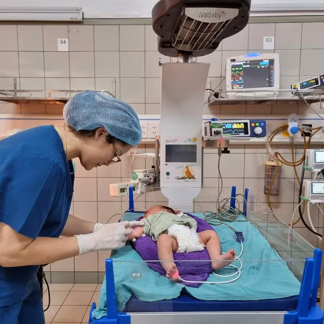 Chăm sóc bệnh nhi tại Trung tâm Nhi khoa