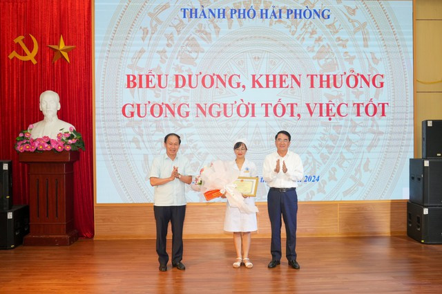 Lãnh đạo TP Hải Phòng biểu dương, khen thưởng điều dưỡng Nguyễn Thị Thảo. Lãnh đạo TP Hải Phòng biểu dương, khen thưởng điều dưỡng Nguyễn Thị Thảo.