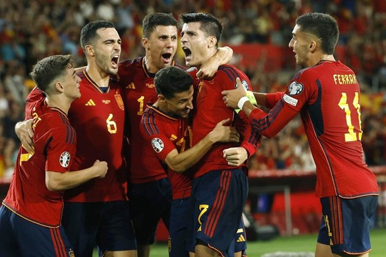 Tây Ban Nha đã đánh bại Scotland với tỷ số 2-0 và chặn đà tiến vũ bão của đối thủ. Tây Ban Nha đã đánh bại Scotland với tỷ số 2-0 và chặn đà tiến vũ bão của đối thủ.