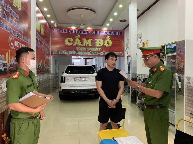 Công an đọc lệnh bắt giữ Mạnh