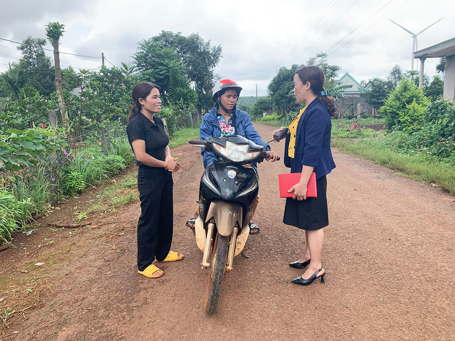 Các thành viên Câu lạc bộ “Phụ nữ với an toàn giao thông” xã Ia Phìn tuyên truyền pháp luật cho hội viên. Ảnh: R.H Các thành viên Câu lạc bộ “Phụ nữ với an toàn giao thông” xã Ia Phìn tuyên truyền pháp luật cho hội viên. Ảnh: R.H