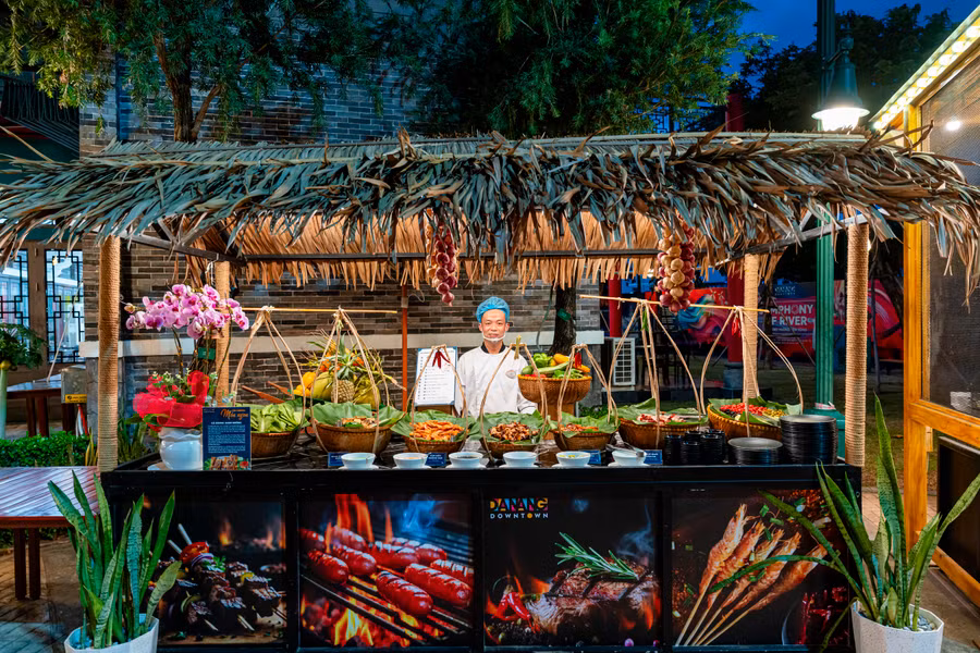 Khu vực món ăn được bày biện đẹp mắt và chỉn chu đến từng chi tiết nhỏ