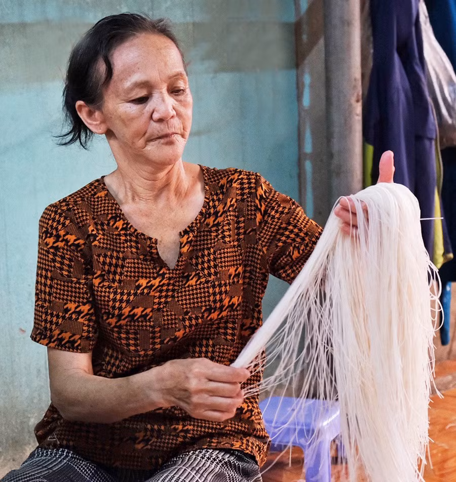 Ngoài sợi tươi dùng cho các quán phở 2 tô, cọng phở được cuộn tròn, phơi khô để đưa đi tiêu thụ tại các thị trường trong nước. Ảnh: Hoàng Ngọc