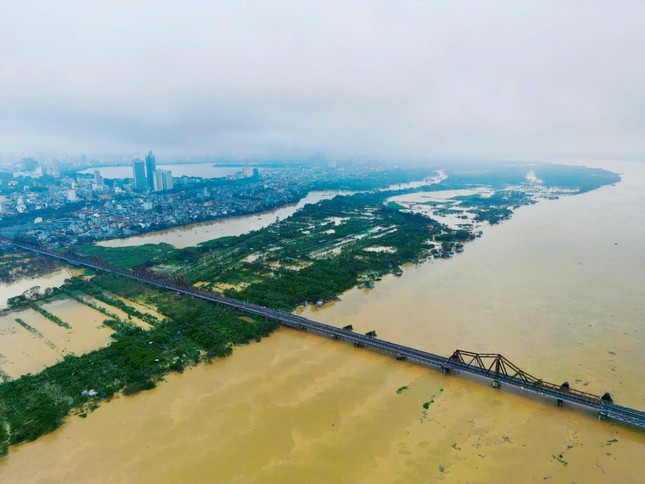 Lũ tiếp tục dâng nhanh ở hạ du trong hôm nay. Ảnh: Trọng Tài. Lũ tiếp tục dâng nhanh ở hạ du trong hôm nay. Ảnh: Trọng Tài.