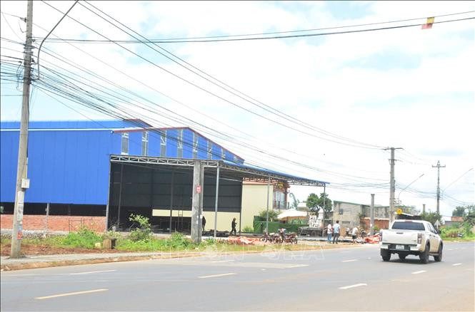 Một kho, vựa thu mua sầu riêng lấn chiếm hành lang giao đường bộ trên quốc lộ 26, đoạn qua xã Ea Knuếc, huyện Krông Pắc đã bị xử phạt vi phạm hành chính. Một kho, vựa thu mua sầu riêng lấn chiếm hành lang giao đường bộ trên quốc lộ 26, đoạn qua xã Ea Knuếc, huyện Krông Pắc đã bị xử phạt vi phạm hành chính.