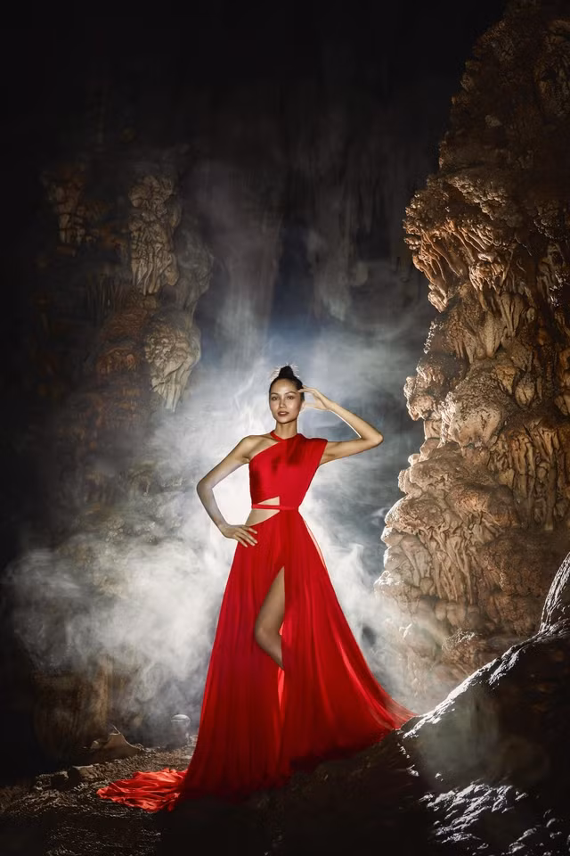 Đây là chương trình tham quan đặc biệt nhằm quảng bá du lịch tỉnh Quảng Bình. Vì vậy, H'Hen Niê đã xin phép được chụp ảnh mặc váy bên trong hang, bên cạnh các bộ ảnh đồ thể thao như bình thường. Ảnh: Ngô Trần Hải An