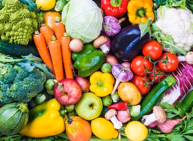 Thực vật không chứa bất kỳ loại cholesterol nào. Vì vậy không cần hạn chế trái cây và rau quả, nhưng cũng đừng lạm dụng. Ảnh: SHUTTERSTOCK