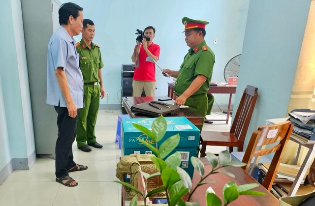 Cơ quan điều tra đọc lệnh khởi tố và bắt tạm giam ông Đào Văn Ngọc. Ảnh: Báo An Giang