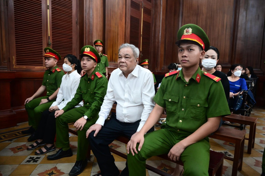 Bị cáo Trần Quí Thanh và 2 con gái.