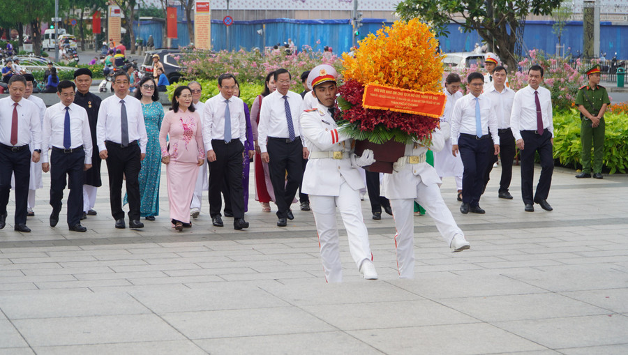 Đoàn lãnh đạo TP HCM dâng hoa tưởng niệm Chủ tịch Hồ Chí Minh Đoàn lãnh đạo TP HCM dâng hoa tưởng niệm Chủ tịch Hồ Chí Minh