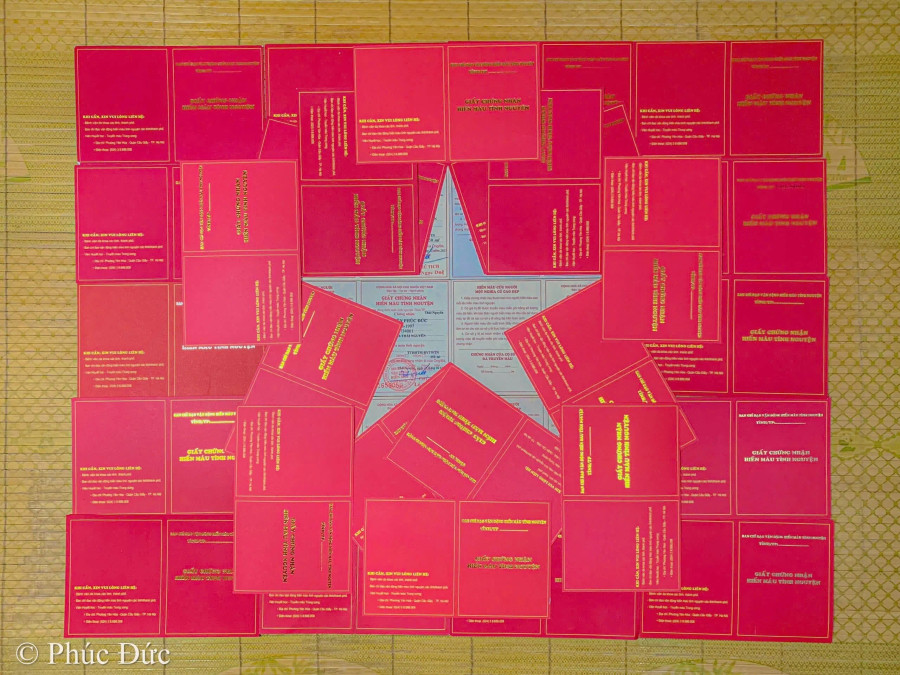 Lá cờ được xếp từ 30 tấm giấy chứng nhận hiến máu. (Ảnh: NVCC) Lá cờ được xếp từ 30 tấm giấy chứng nhận hiến máu. (Ảnh: NVCC)