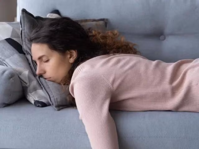 Hạ đường huyết có thể khiến yếu sức, đổ nhiều mồ hôi, tim đập nhanh, chóng mặt, thậm chí bất tỉnh. Ảnh: SHUTTERSTOCK